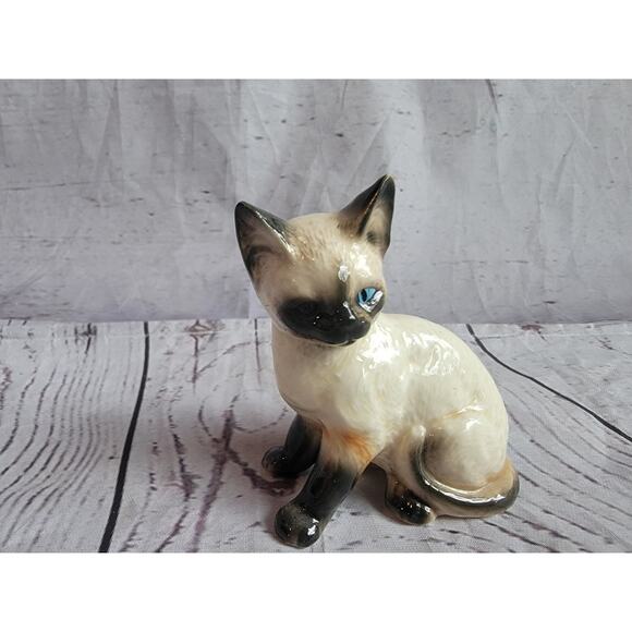 Vintage Blue Eyed Winking Siamese Cat Figurine Ceramic - Picture 2 of 6